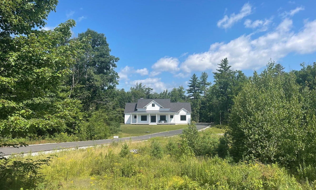 Conway House | 4 bed, 3.5 bath house with a 3 car garage, steam shower and fireplace! NO PETS!