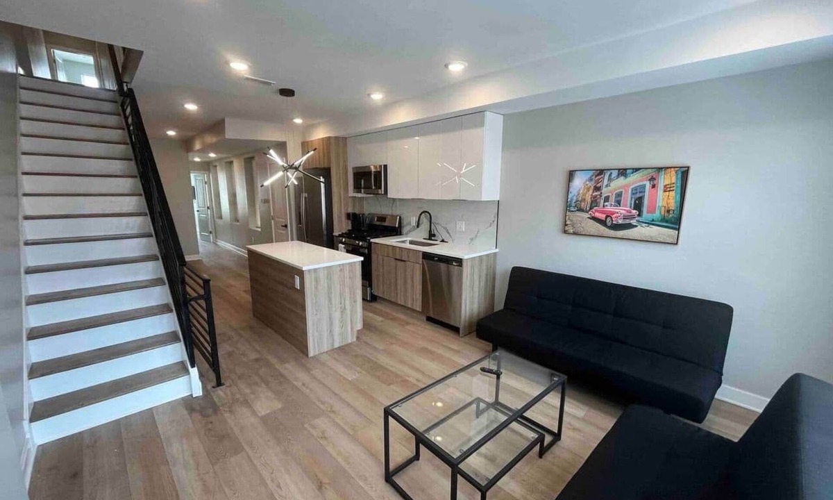 Newbold Apartment | 4 bed bi-level with roof deck. In the city.