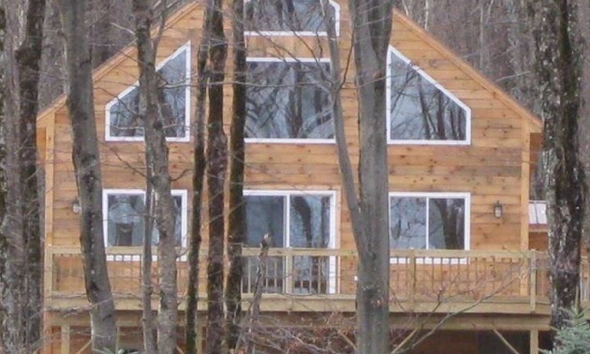 North Troy House | 4 bedroom, 2 bath, large finished basement 2.4 miles to Jay Peak Resort!