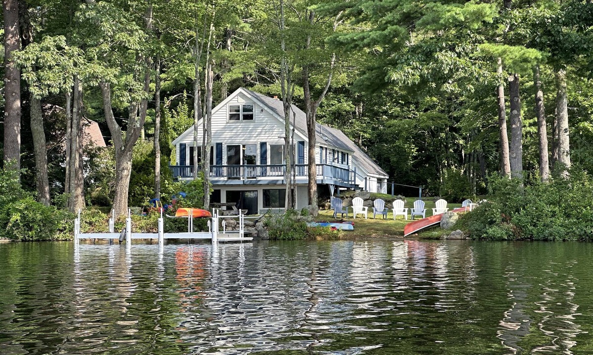 South Casco House | 4 Bedroom Lake House with Sandy Entrance & Boat Dock