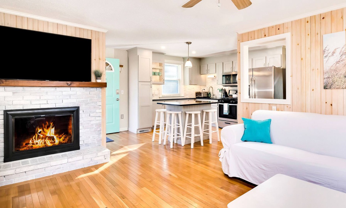 East Falmouth House | 4 BR, 1 Bath - 7 Min. Drive To Beaches & Island Queen Ferry!
