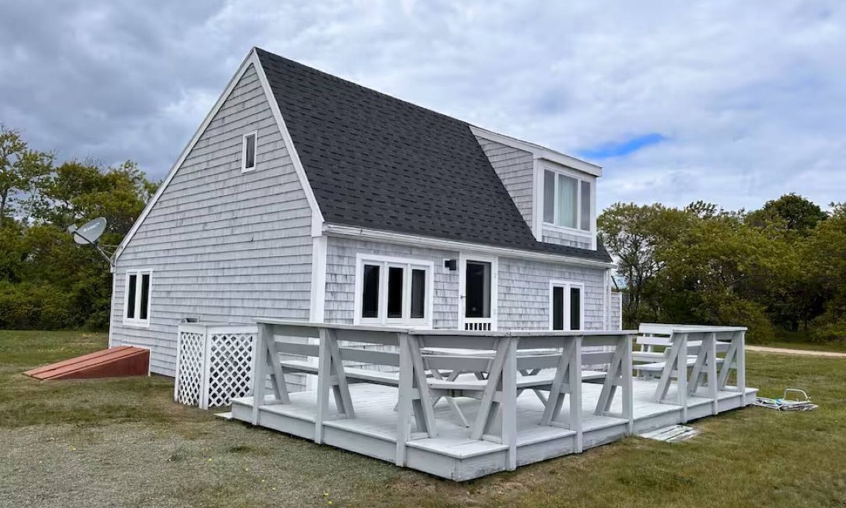 New Shoreham Cottage | 4 BR Mansion Beach Bungalow