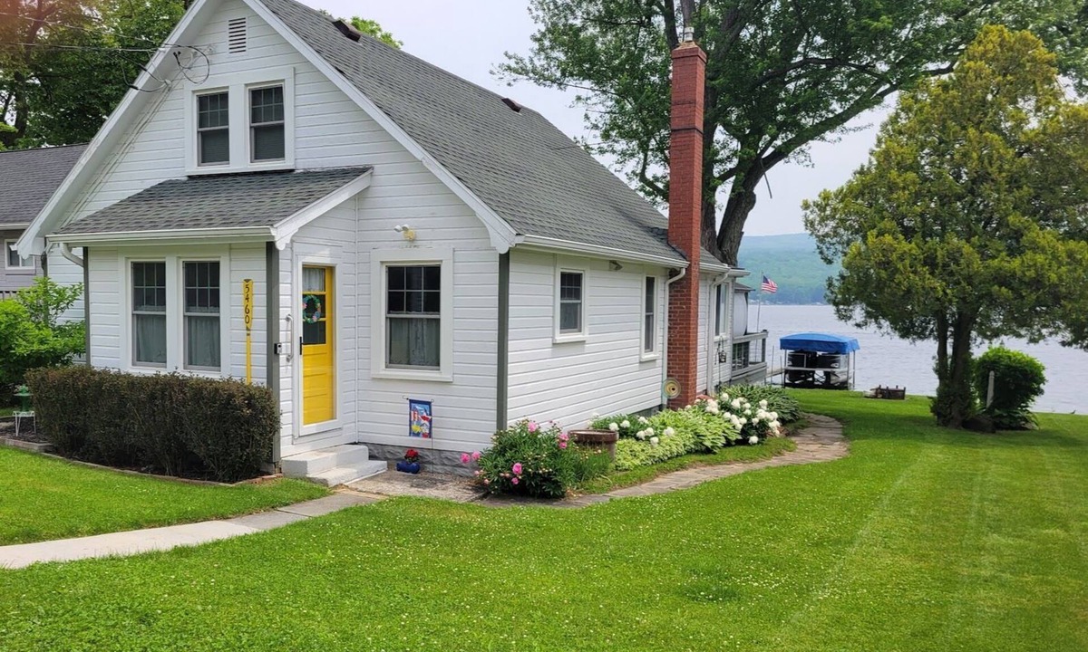 Honeoye House | 4 Season 4 Br. Family Friendly, Fully Equipped Two-story Cape
