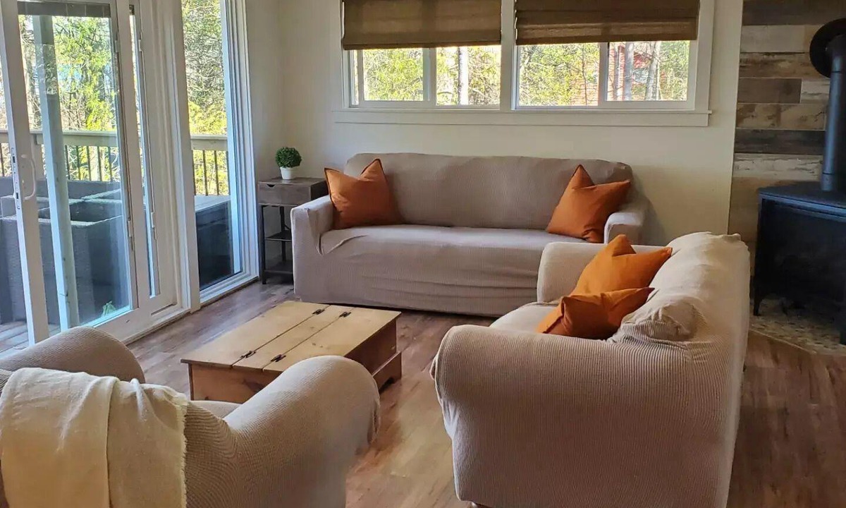 Lyndhurst Cottage | 4 seasons Lake house- ice fishing and snowmobile trails