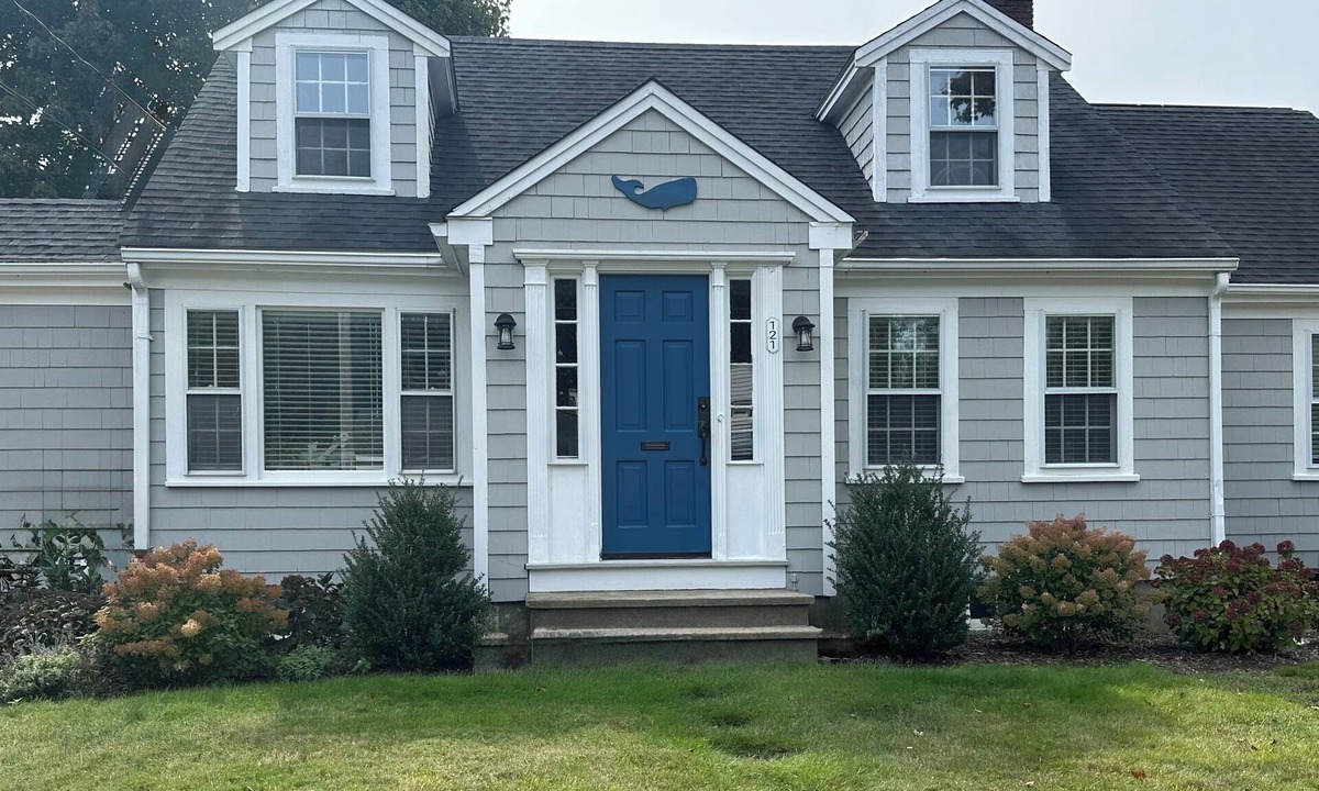 Falmouth House | “’40s classic Cape – steps to harbor, Island Queen ferry, restaurants & more!”