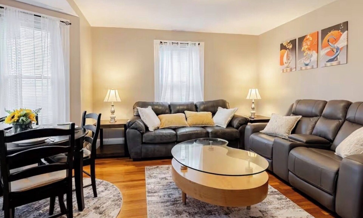 Norwood House | 4BR Family Home Parking Near Boston Gillette Stadium Major international sporting event