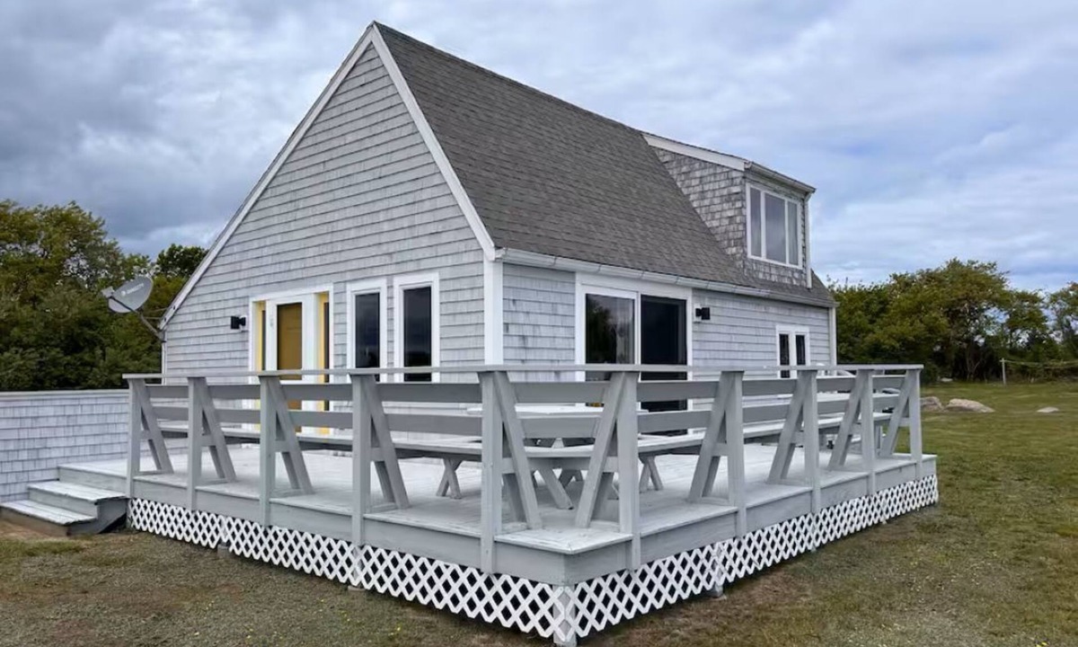 New Shoreham Cottage | 4BR Minister's Lot Beach Cottage