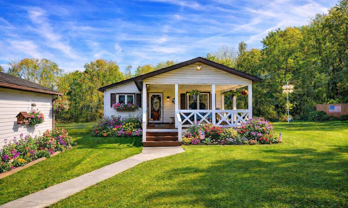 Chautauqua House | 4BR Paradise with Pool & Fire Pits Chautauqua Lake region.