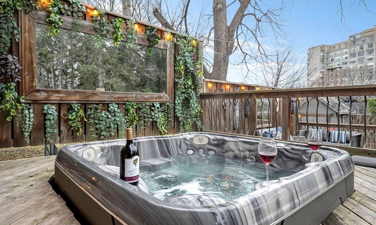 Clarkson House | 4BR Summer Cottage HotTub Firepit Backyard
