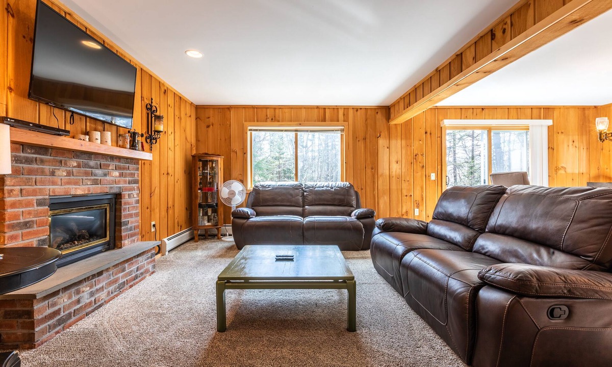 West Dover House | 4BR Vermont Family Retreat: Skiing, Hiking, Swimming & Firepit