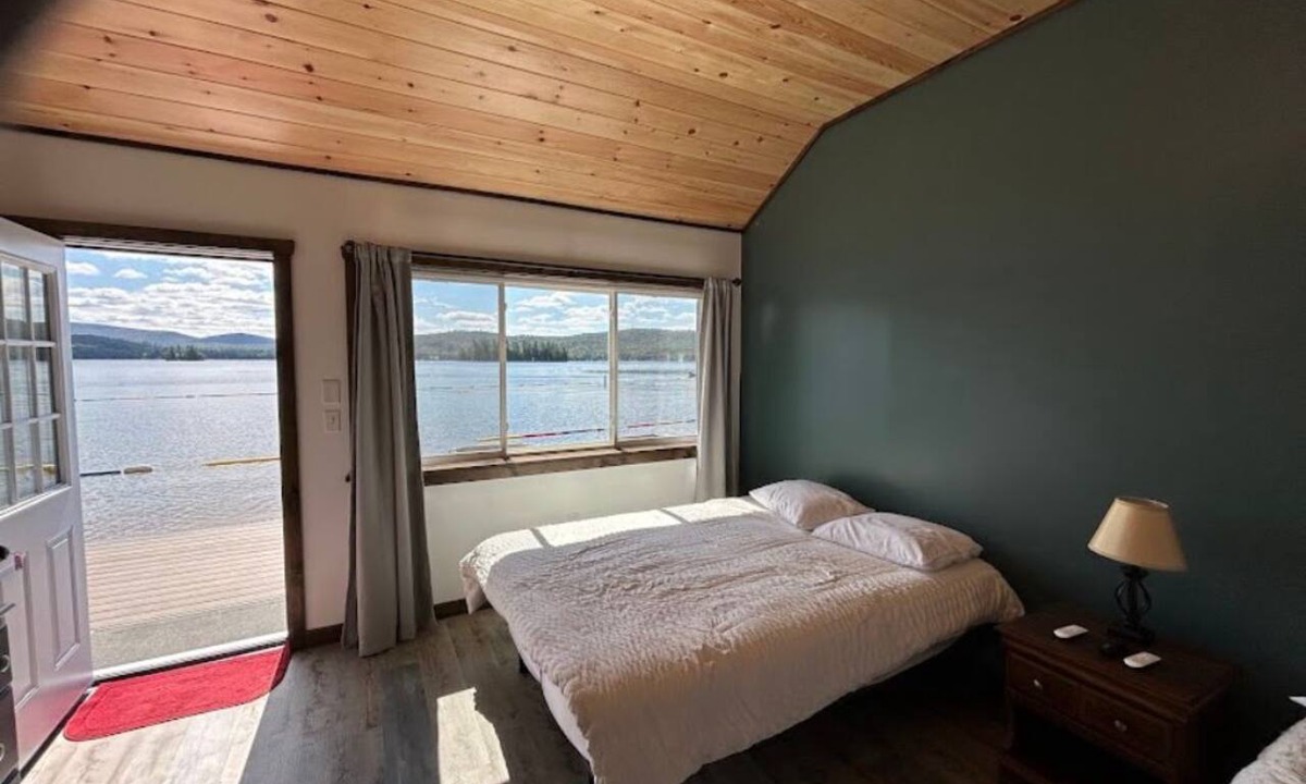 Town of Webb Hotel | 4th Lake Front Beachside Motel room at Eagle Bay Village