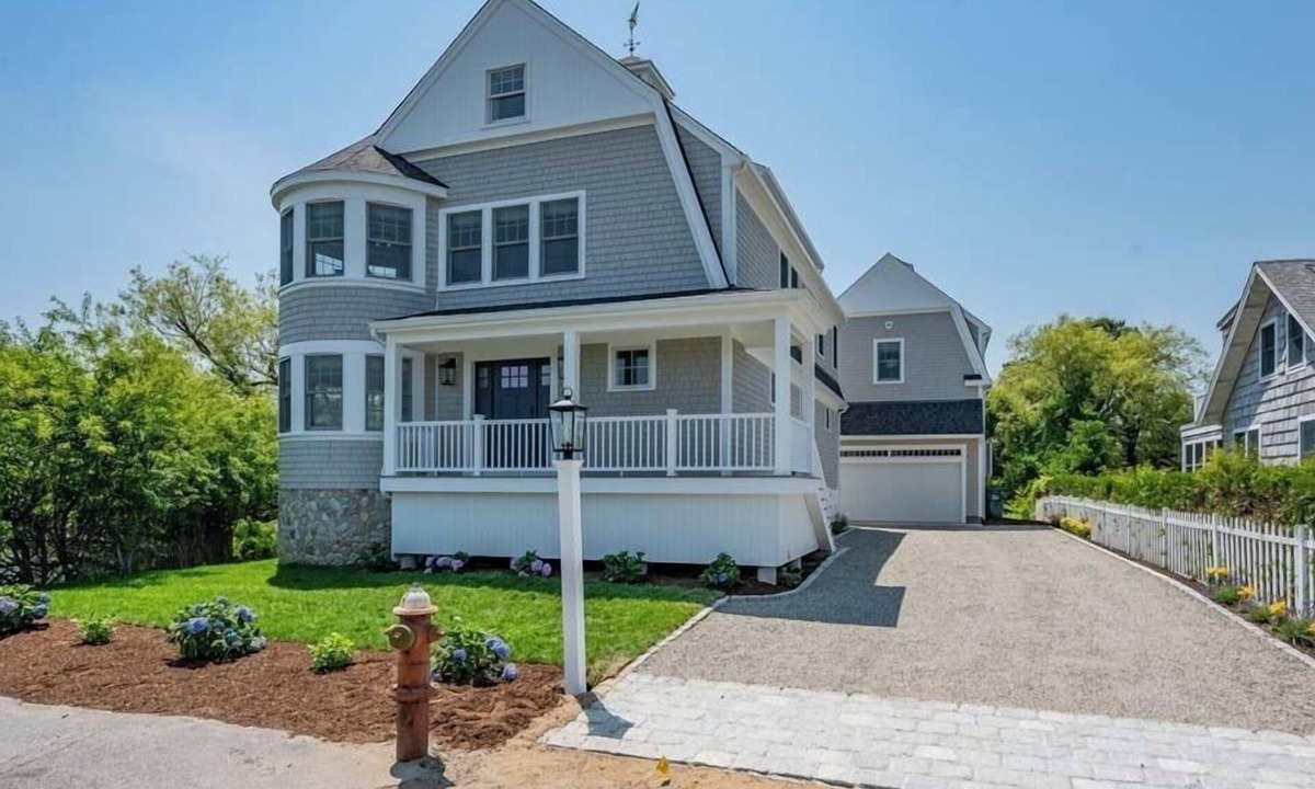 Hyannis House | 5 bedroom Close to beaches, island ferries and Main St Hyannis RPMS164