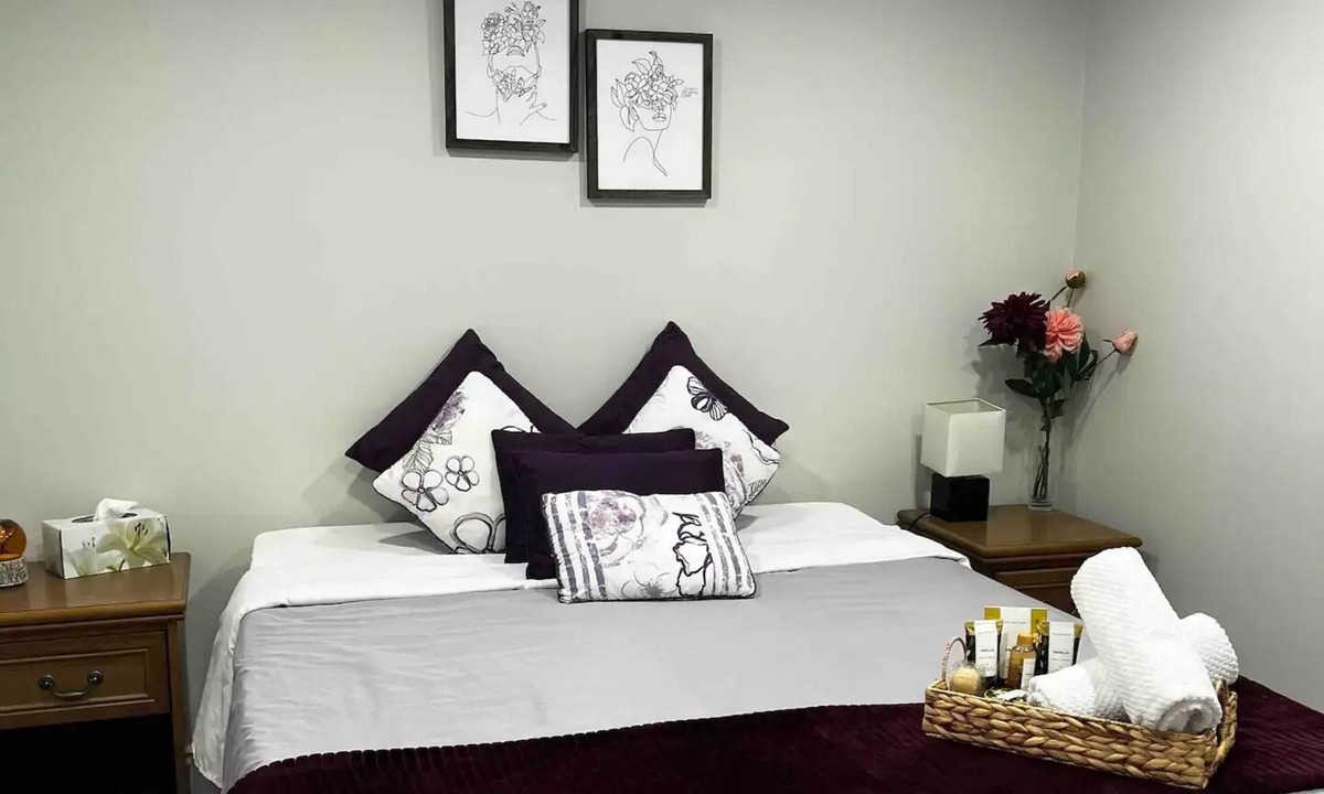 Malton House | 5 Km to Toronto Pearson Airport , Sleeps 4-6