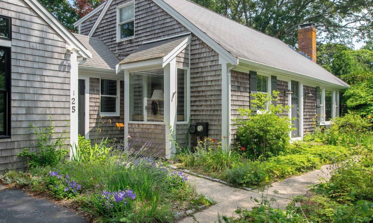 Eastham House | 5 Min drive to Beaches and private backyard!