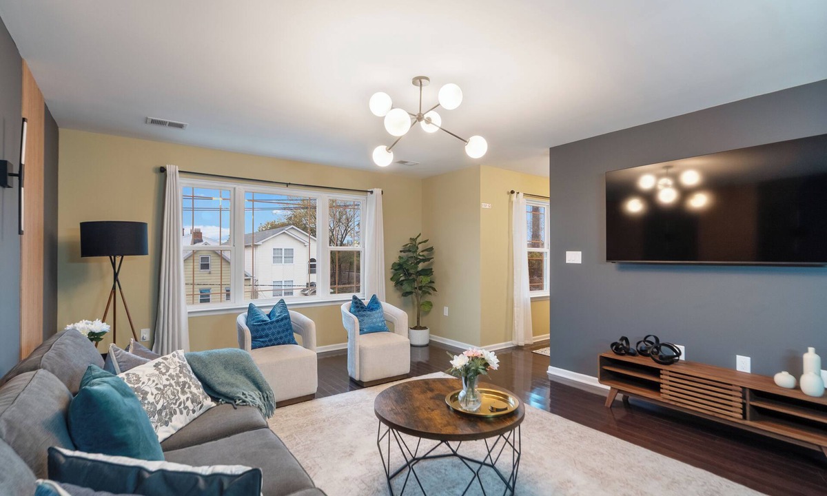 Elizabeth Apartment | 5 Min to EWR/25 Min to NYC I Modern 3BR Apt