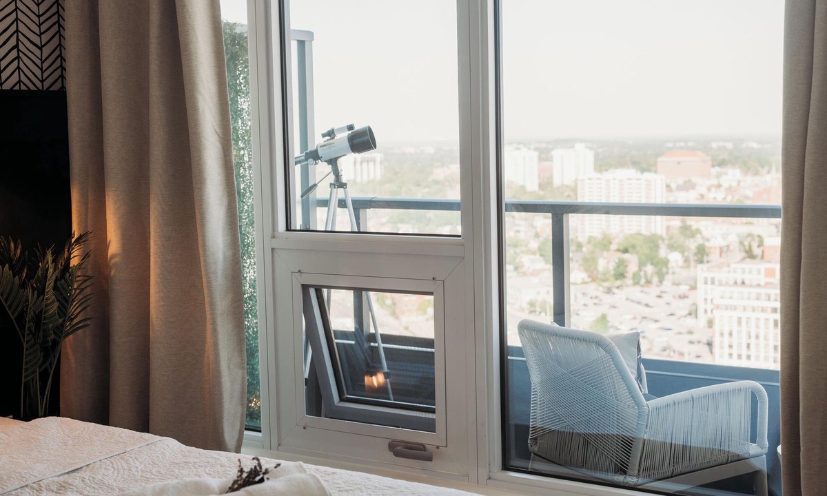 Kitchener Condo | 5 minutes to Hospital, Go Train/Bus. Cozy 1BR with amazing city views!