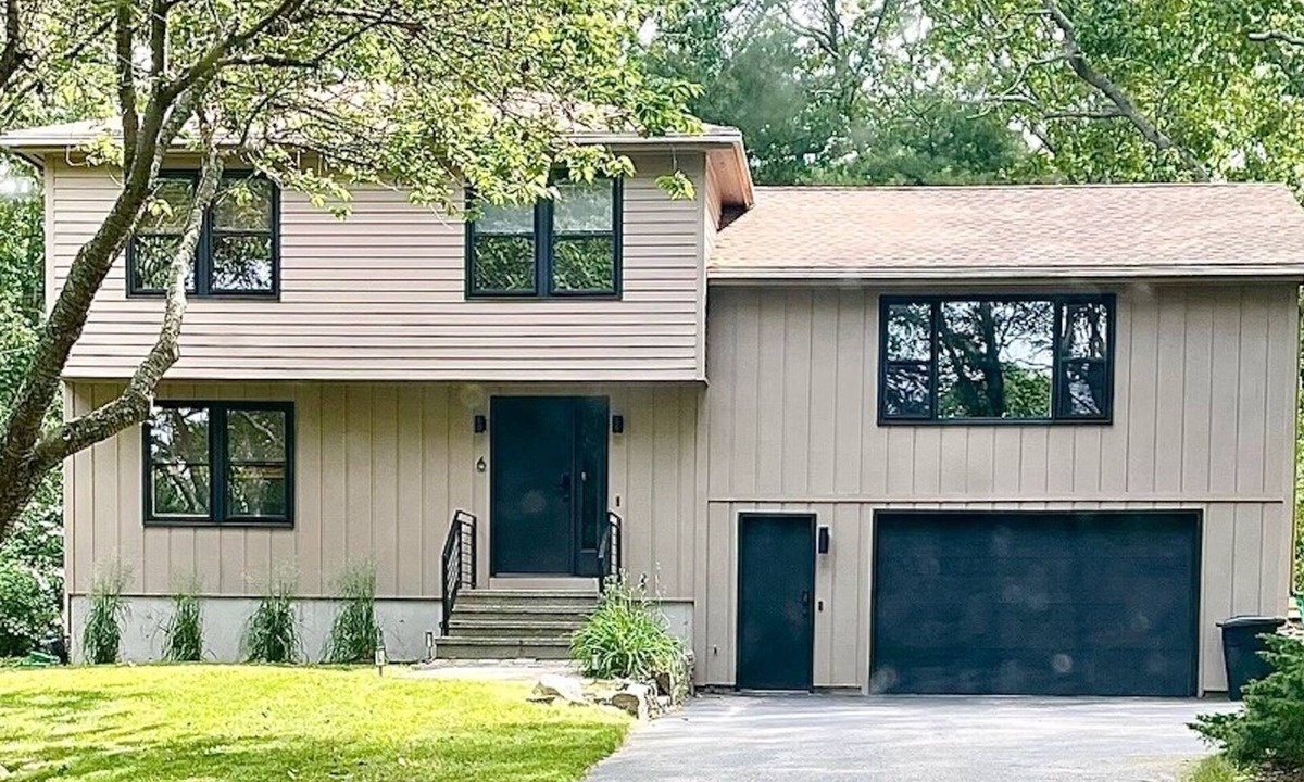 Westerly House | 5 STAR Coastal Farmhouse- Dog Friendly- 3BR in Westerly! Minutes to Beach & Town