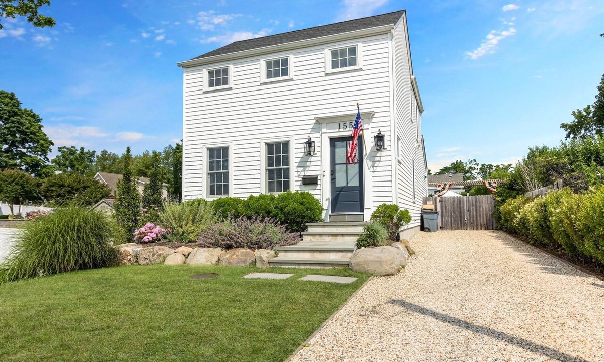 Greenport House | 5BR family luxury retreat w/AC, pool in Greenport. Chef's kitchen, private yard