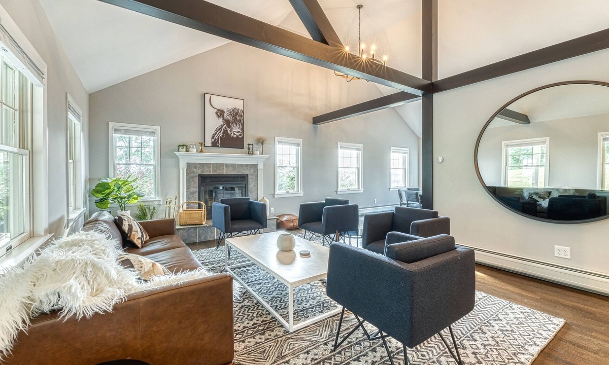 Ancramdale House | 5BR Farmhouse☆King Size Bed☆Mountain View☆28 Acres