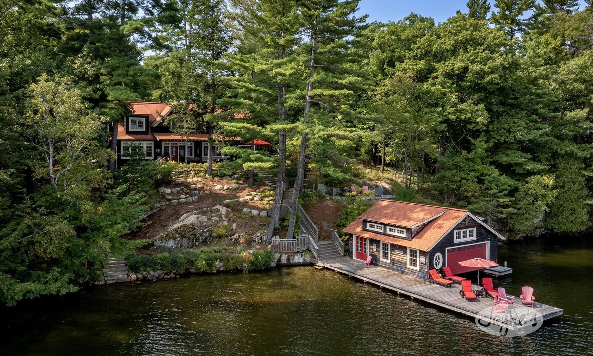 Muskoka Lakes Cottage | 6 bed 4 bath cottage on Lake Rosseau with boathouse and sandy beach!