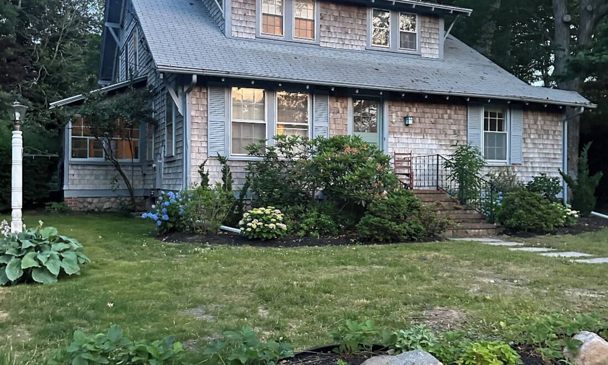 Tisbury House | 6bedroom, 4bath, chefs kitchen, central air, ping pong, walking distance to town