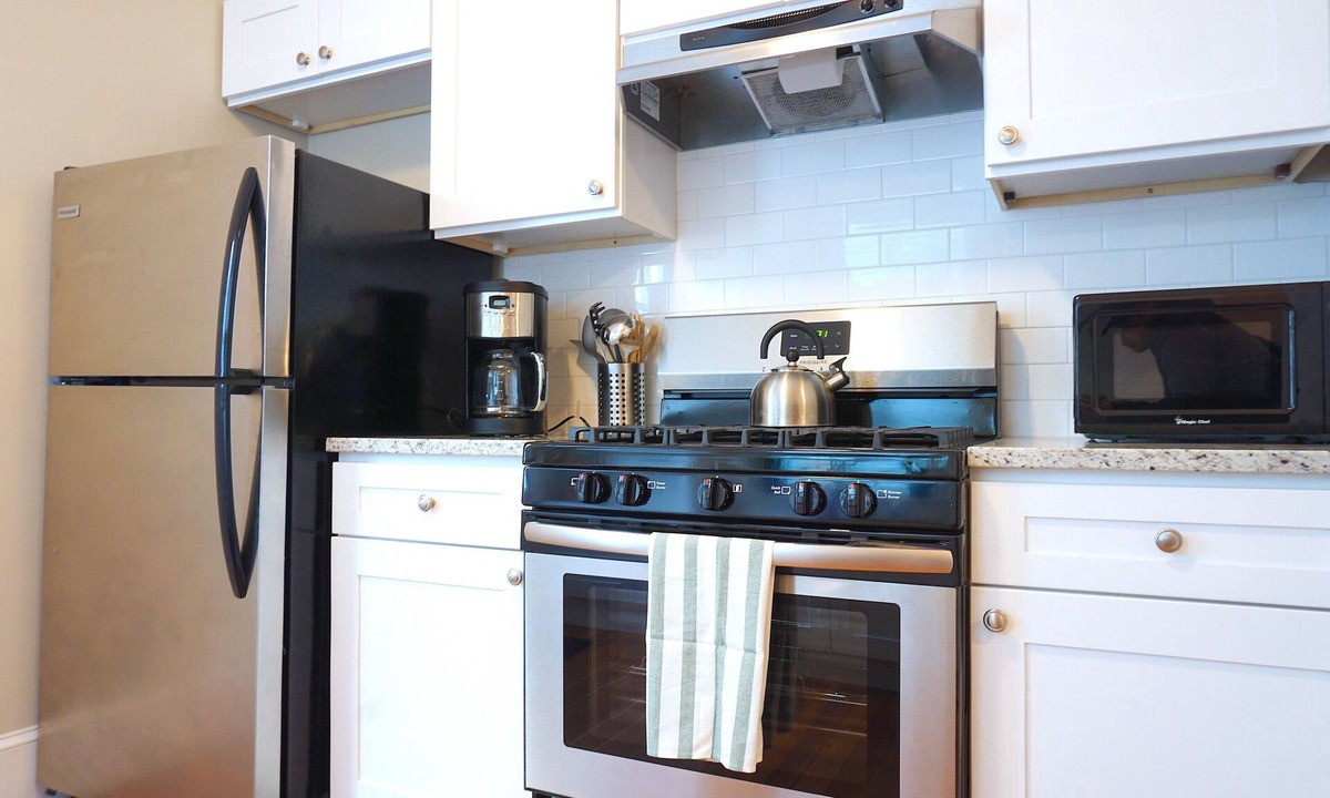 Off Broadway House | ★ 6BR/6BA | Perfect for Groups | Walk to it ALL! ★
