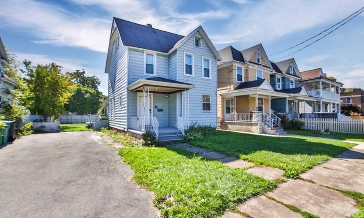 Niagara Falls Apartment | 7-9 mins to Historic Niagara Falls. Main floor, Minimum stays 30 days