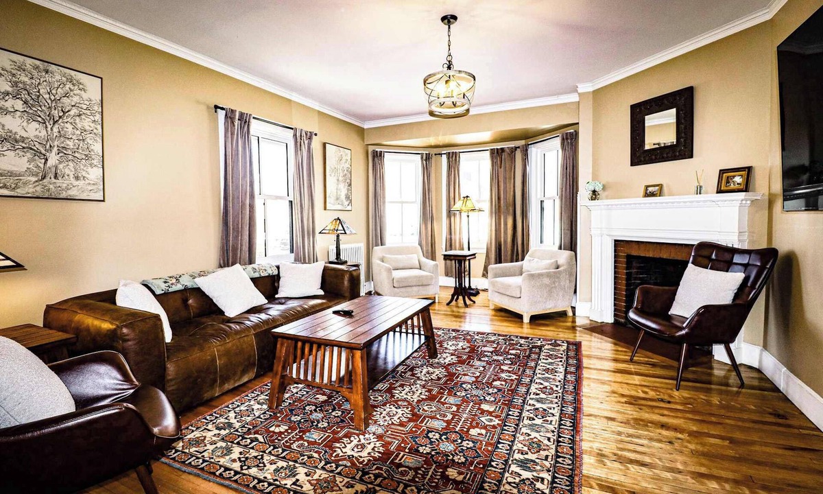 West End House | 7 Bed Historic Home for Group Stays