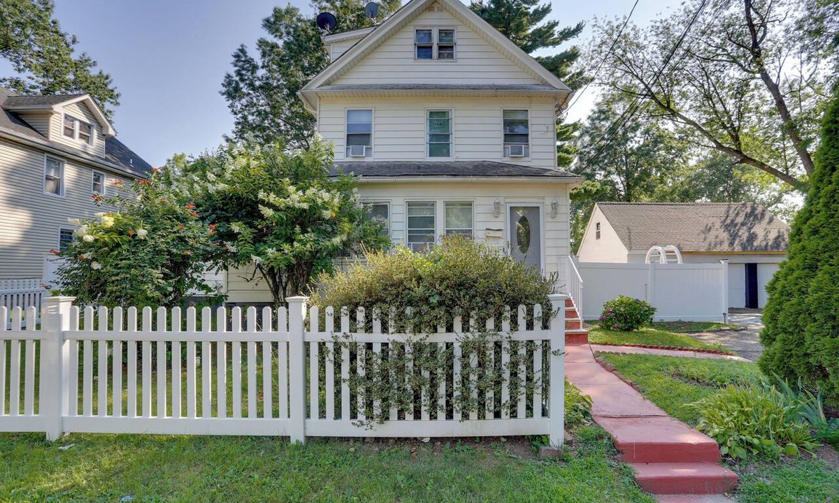 Teaneck House | 8 Mi to MetLife Stadium! Teaneck Retreat w/Yard
