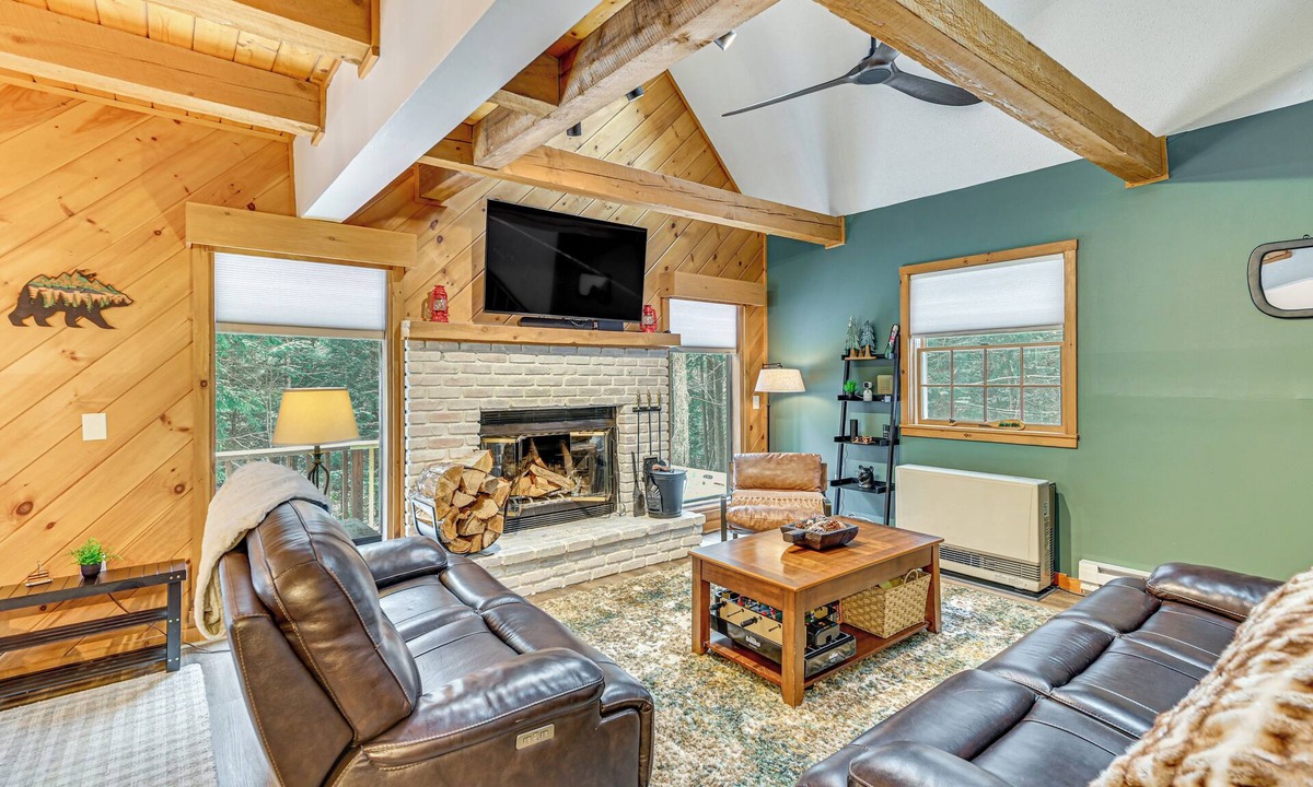 Wilmington Cabin | 8 Mi to Mt Snow: 'Cozy Bear Cabin' w/Hot Tub!