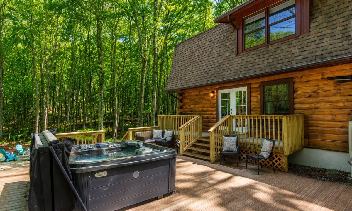 East Stroudsburg Cabin | 8BR Spa Lodge Hot Tub, Sauna, Steam Room