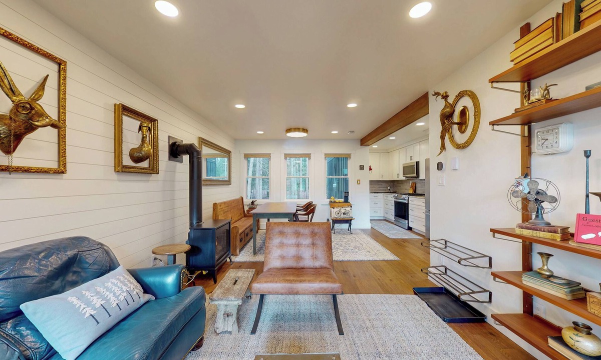 Craneridge Apartment | A delightful apartment nestled near Kissing Bridge and Sprague Brook Park