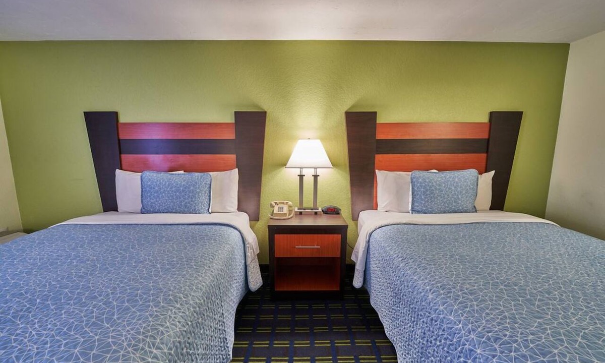West Yarmouth Hotel | A Place You'll Surely Enjoy! 2 Units with Hot Tub, Indoor Pool, Free Breakfast!