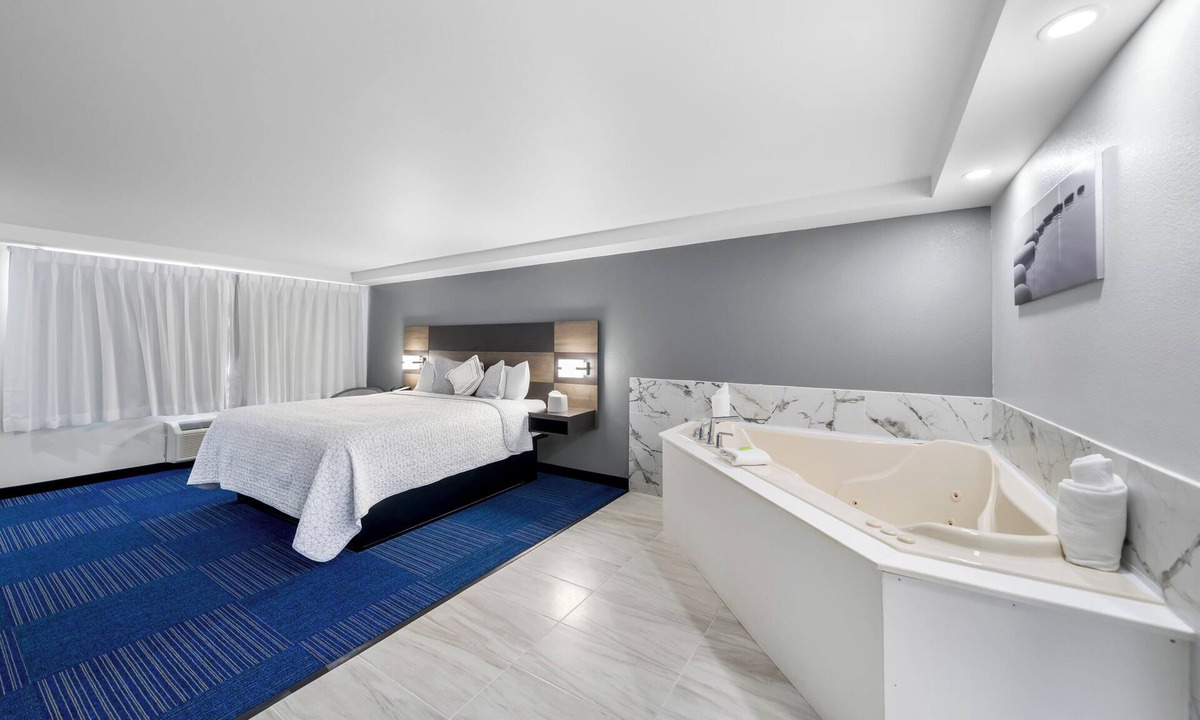 Teaticket Hotel | Admiralty Inn & Suites - a Red Collection Hotel