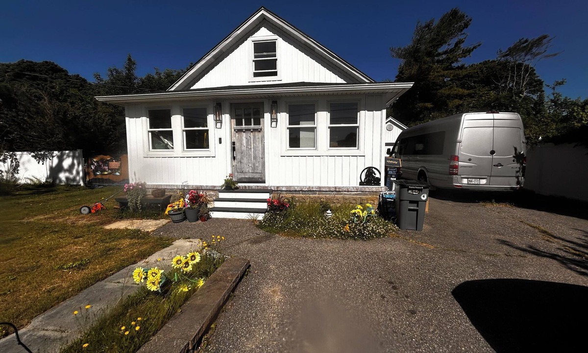 North Bay Shore House | Adorable 2 bedroom house with AC in charming bright waters