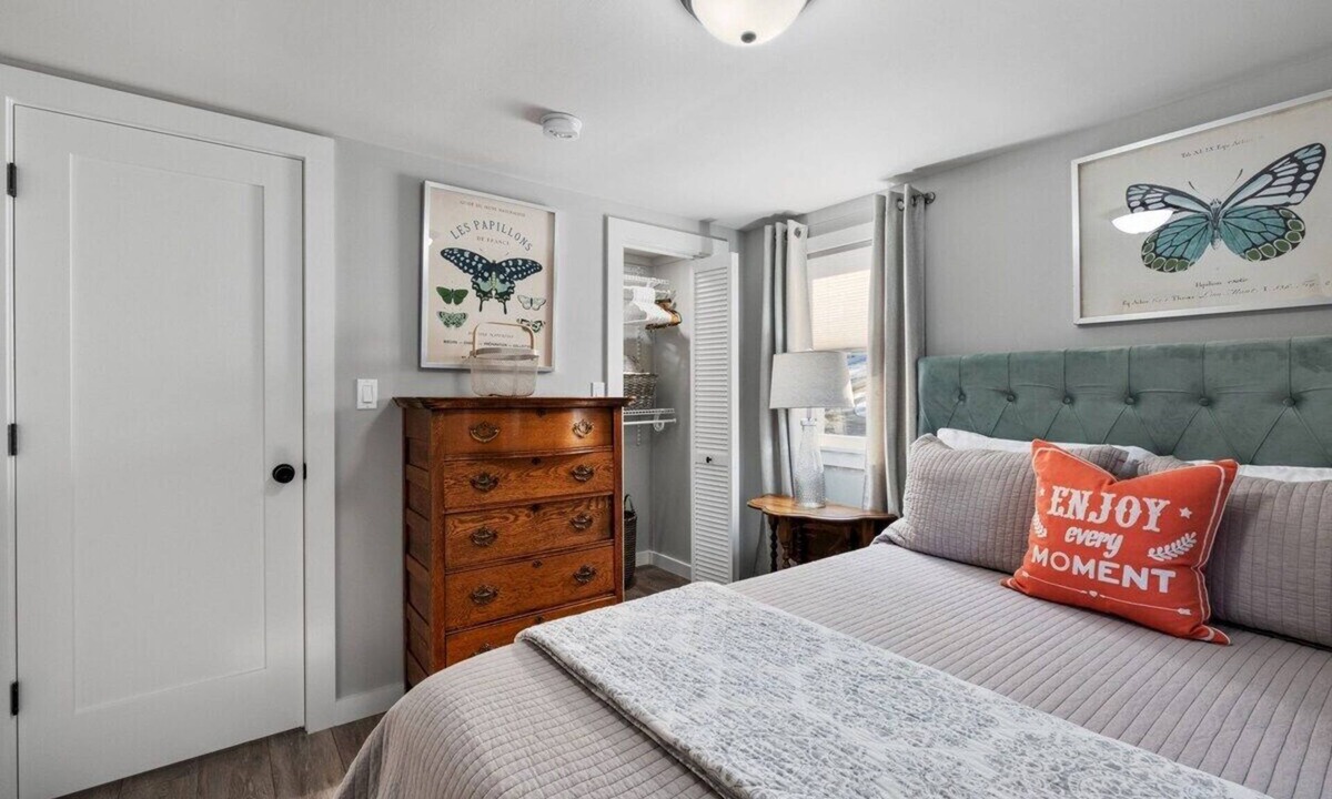Bradford Cabin | Adorable Yr Round Cottage -1 Bed 1 Bath + Laundry - Great Outside Space Overlooks Pond - Riptide Cottage
