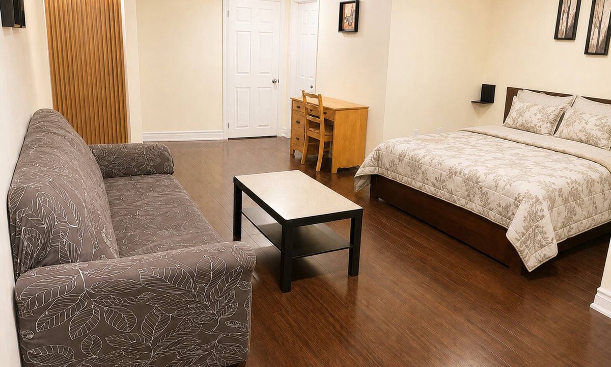 Meadowvale Village House | Affordable Spacious Private Suite| Ensuite Bath | Free Parking | Pearson Airport