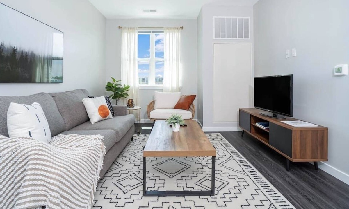 Stamford Apartment | Airy 1bd/1ba + Pool - Near Stamford Harbor
