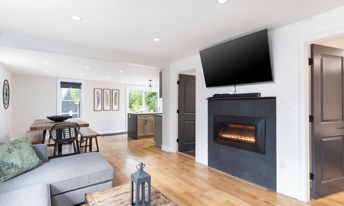 North Conway House | ALL NEW, walk to North Conway Village + Railroad, fire pit