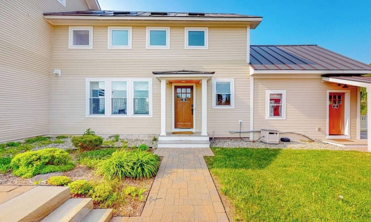 Waterbury Center Apartment | All-season escape in a vintage farmhouse with updated interior & on-site hot tub