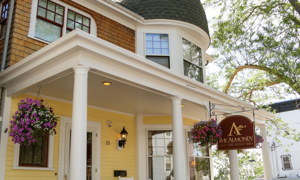 Newport Bed & Breakfast | Almondy Inn