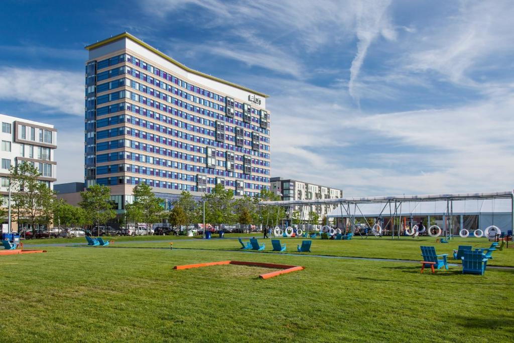 D Street - West Broadway Hotel | Aloft by Marriott Boston Seaport District