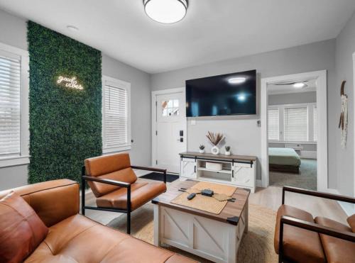 Detroit - Shoreway House | Amazing Boho Oasis Apartment in Ohio City