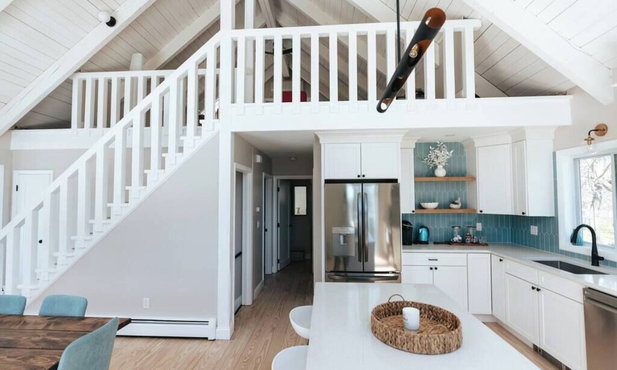 Middletown House | Amazing compound! Wedding stays! Gatherings! Newport! Beach!