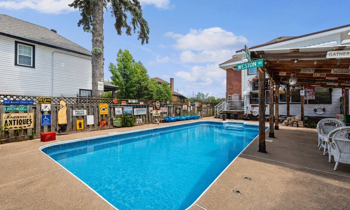 Midland House | Antique Treasure SWIM Pool private aptmnt central Midland, Luxury comfy bed