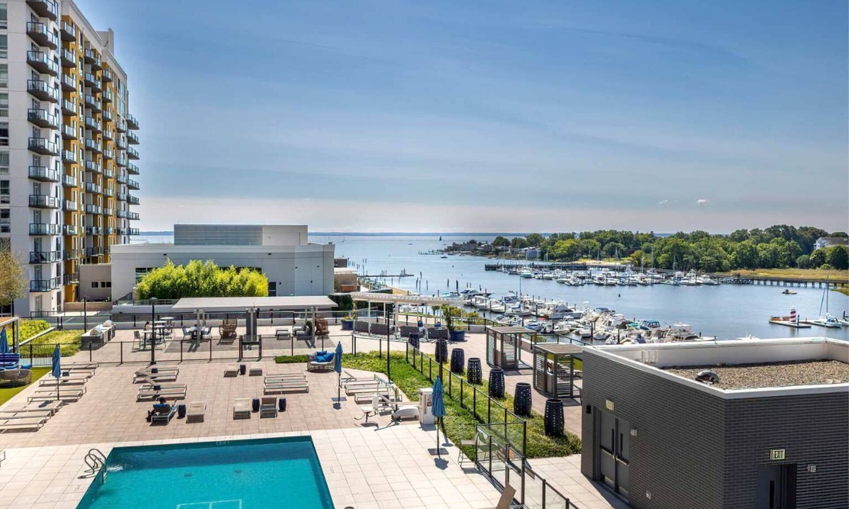 Stamford Apartment | Apt On Harbor with Balcony and Pool