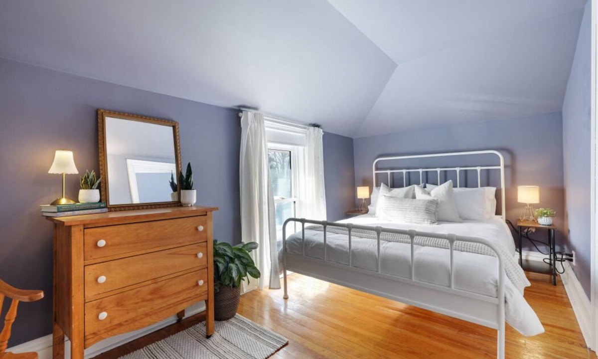 Almonte Apartment | Art filled One Bedroom in the heart of Almonte with parking