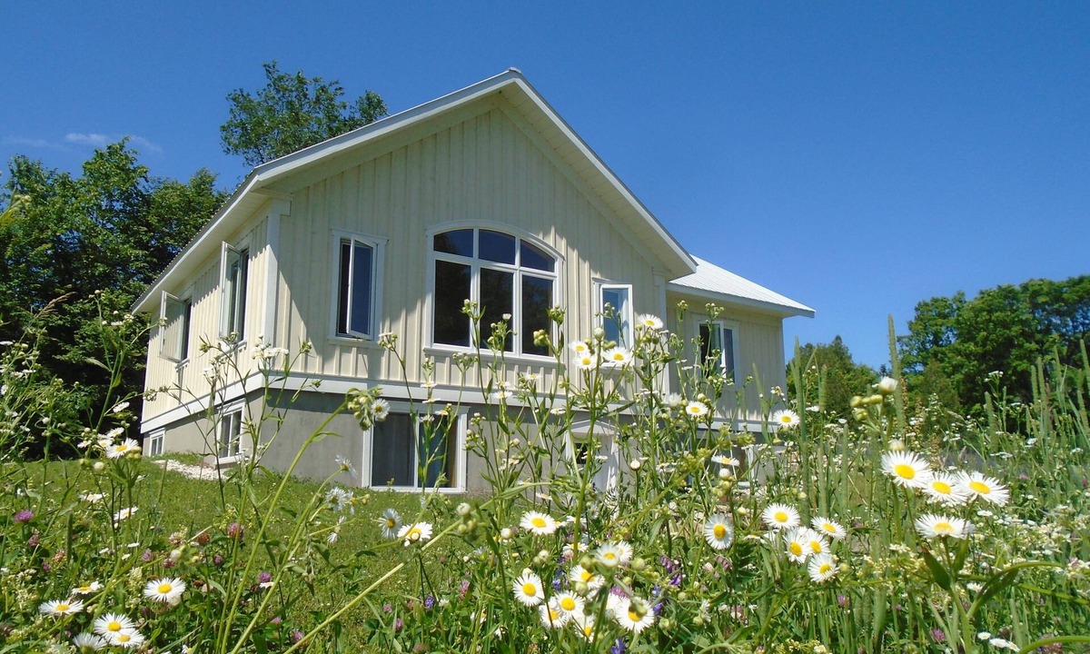 Balderson House | Artisan, spacious home/64 pastoral acres/1 hr west of Ottawa/Fallbrook