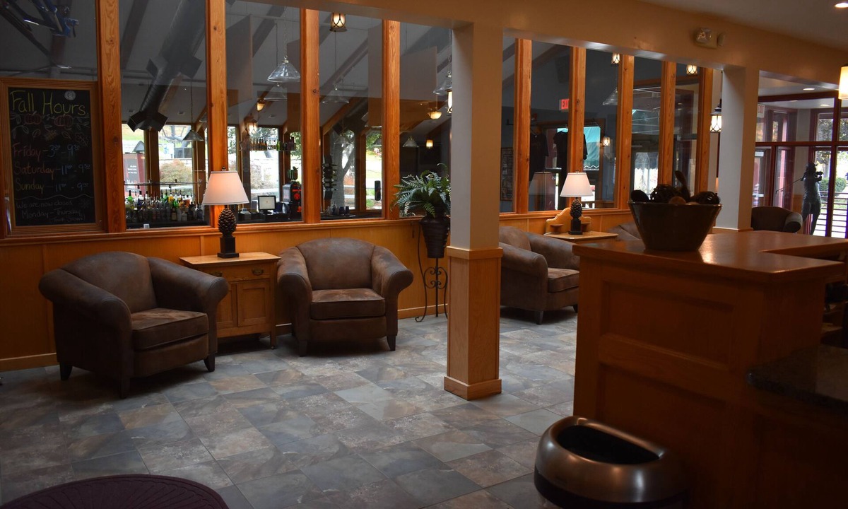Bartlett Apartment | Attitash Resort * RENOVATED Condo sleeps 6 * New Hampshire - White Mountains