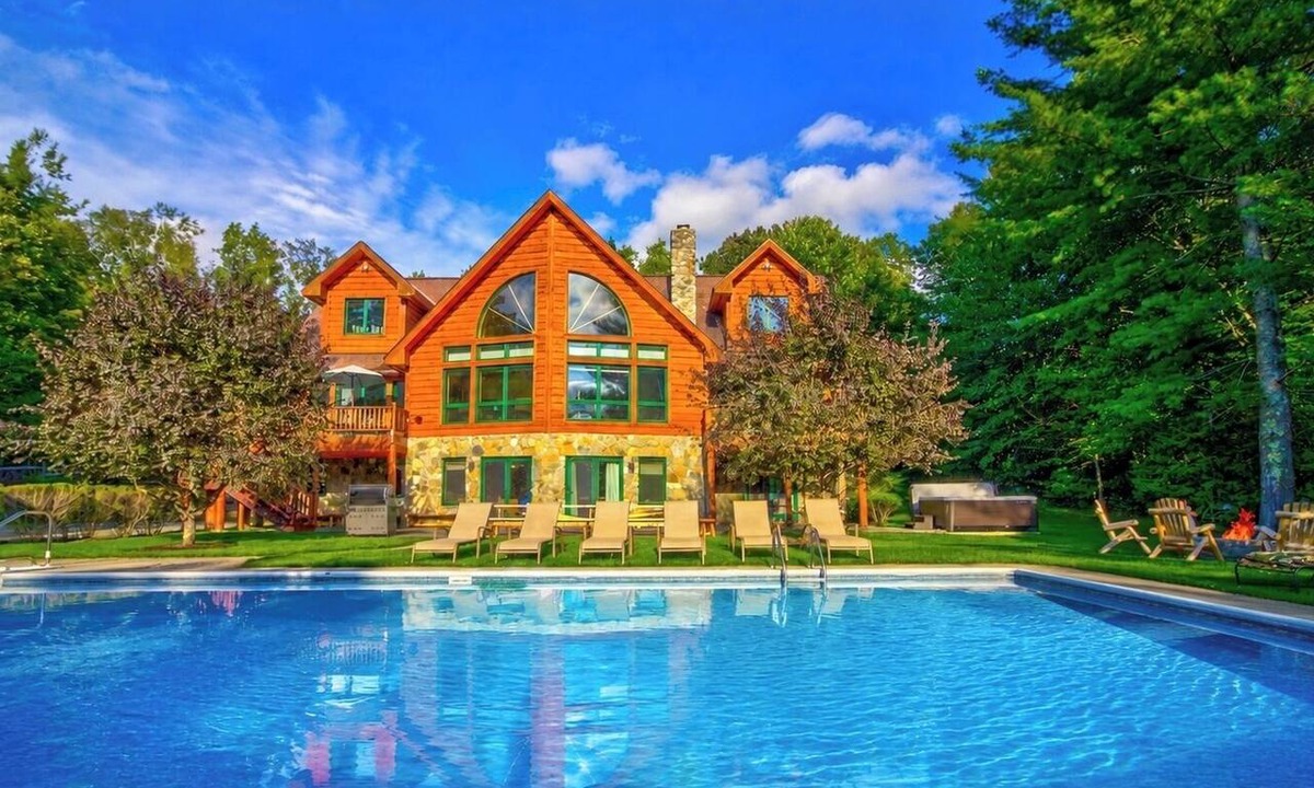 Wilmington House | August available! 7000 Sq.ft. Luxury Log Estate 10BR, Game House, Swimming pool!